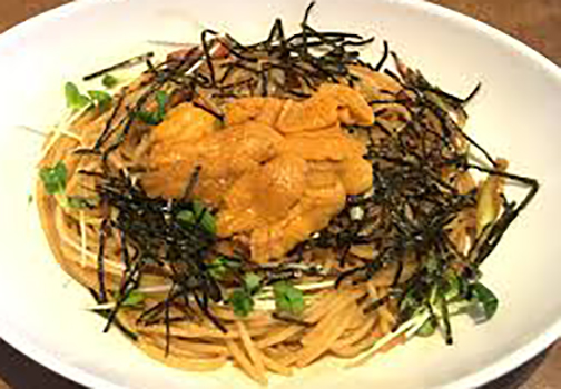 ウニやエビを添えて