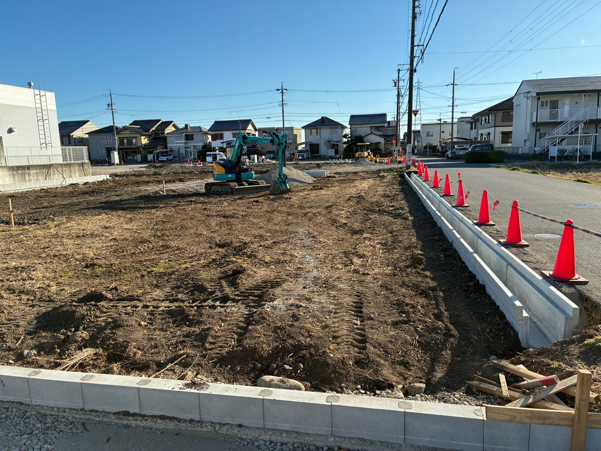 排水計画に基づくU字溝設備準備及び砕石敷設を行っています。