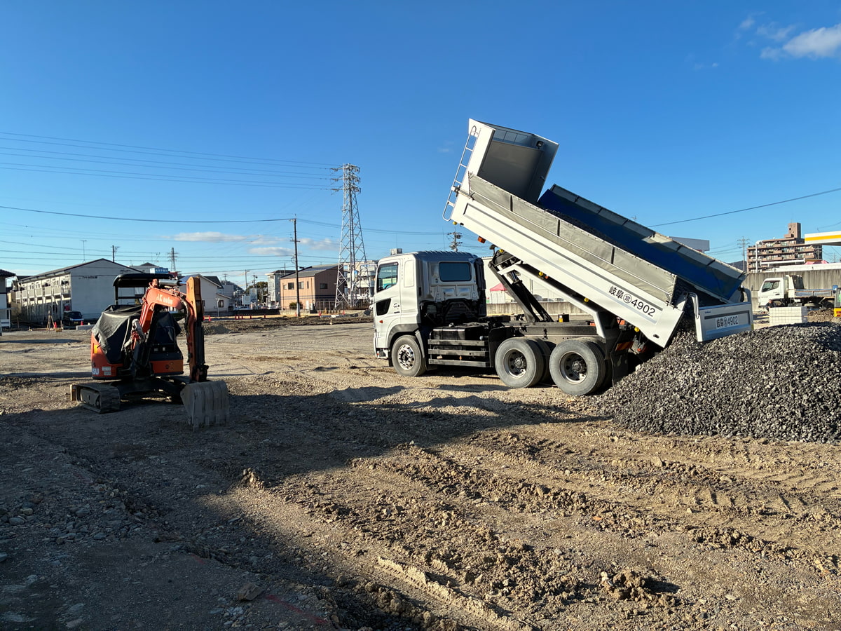 排水計画に基づくU字溝設備準備及び砕石敷設を行っています。