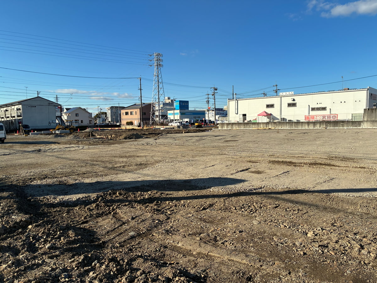 敷地全体の造成工事が進行中、基礎をしっかり固めています。